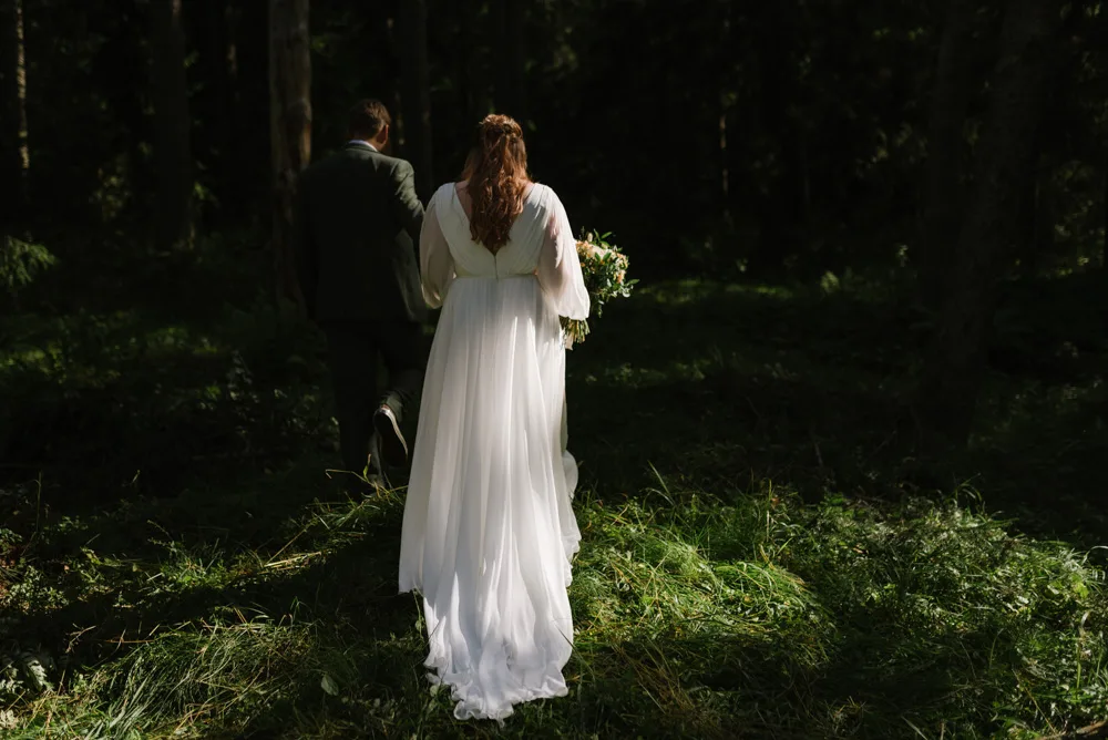 magisk skog brudpar fotografering