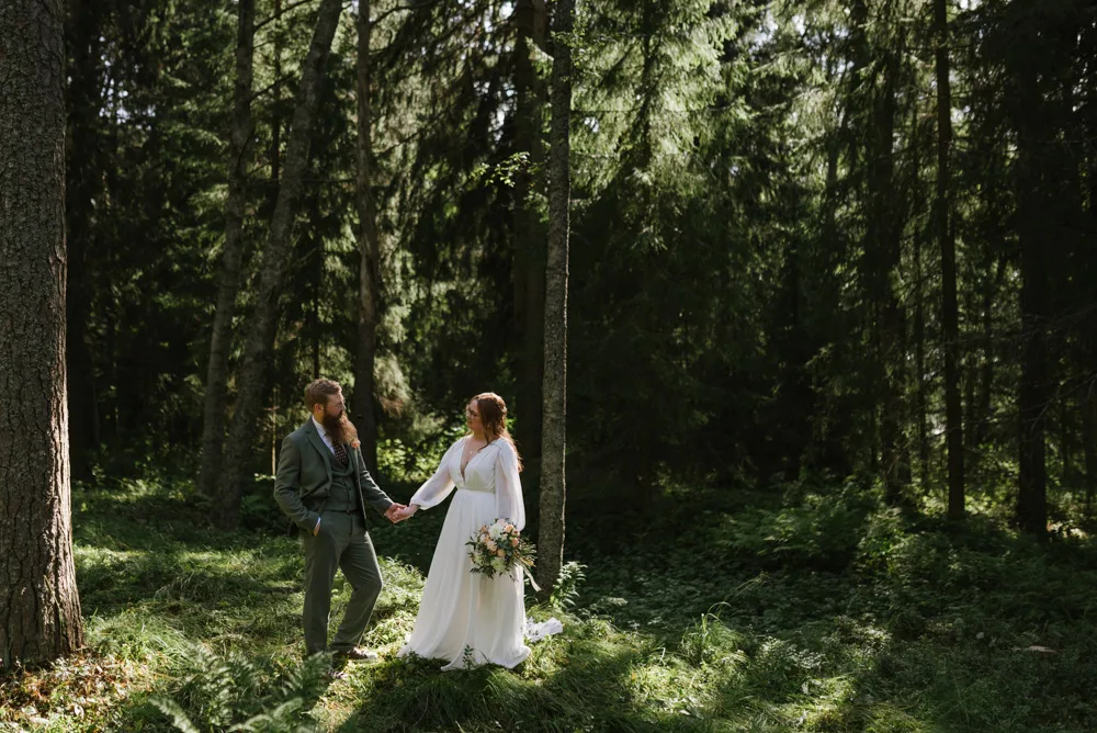magisk skog brudpar fotografering