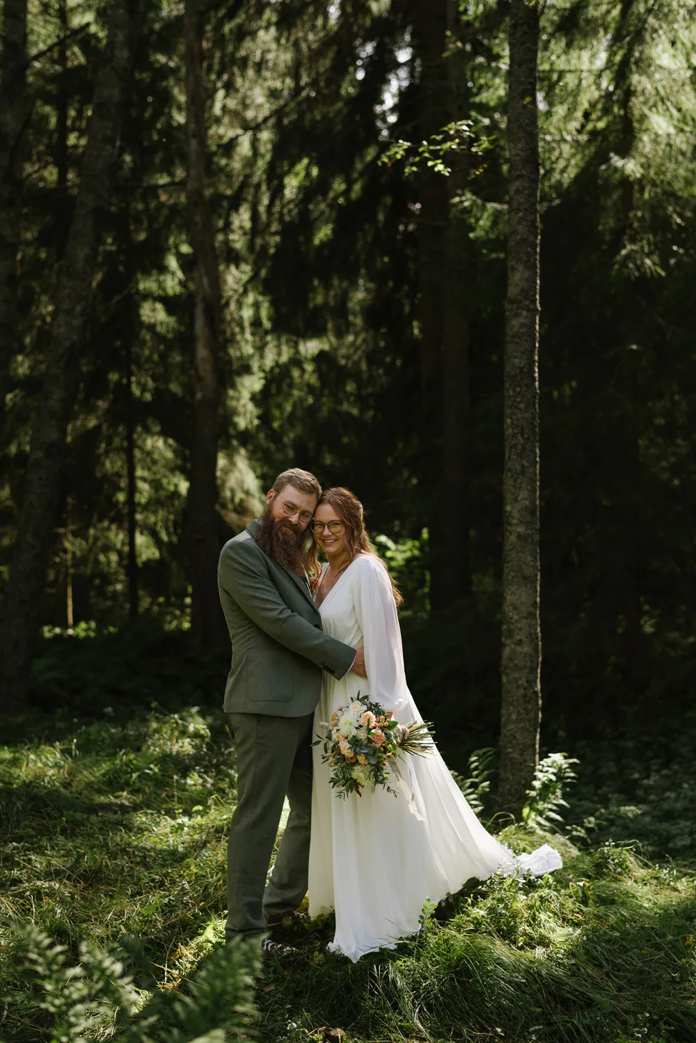 magisk skog brudpar fotografering