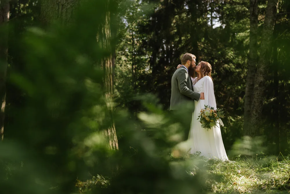 magisk skog brudpar fotografering