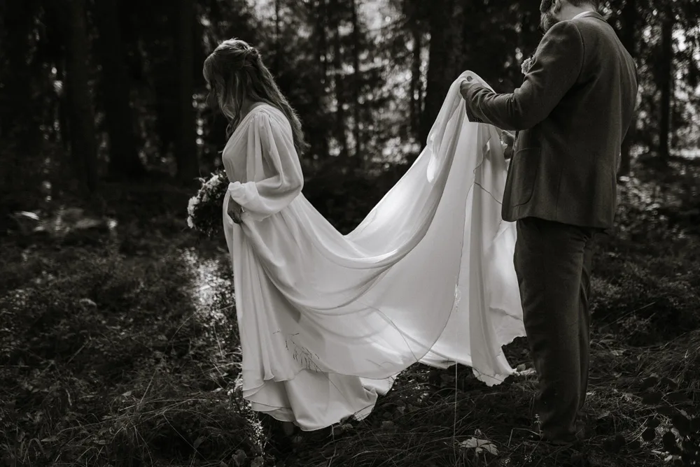 magisk skog brudpar fotografering