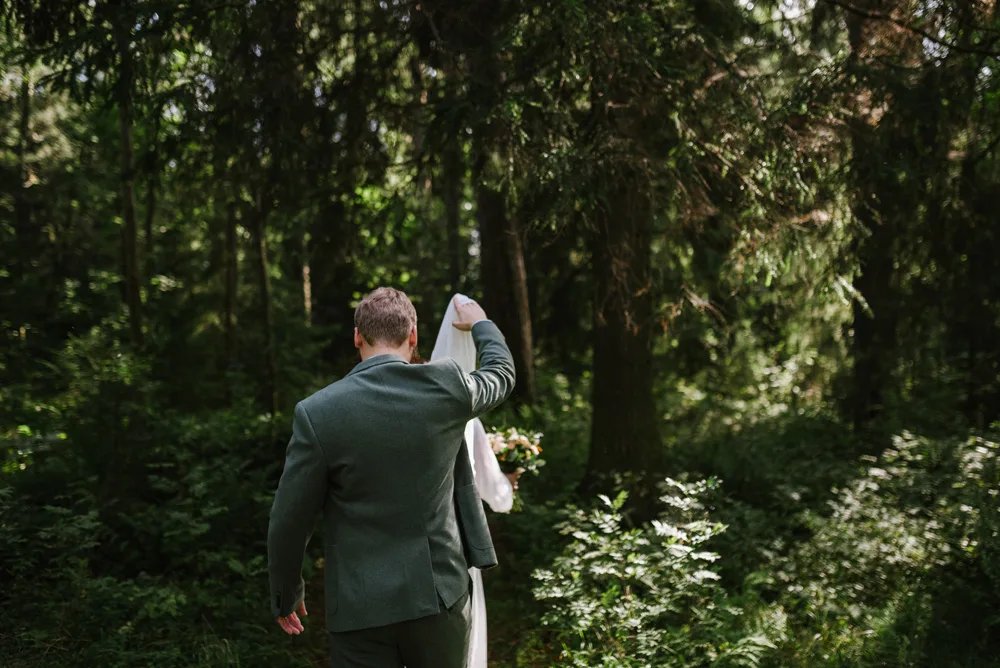 magisk skog brudpar fotografering
