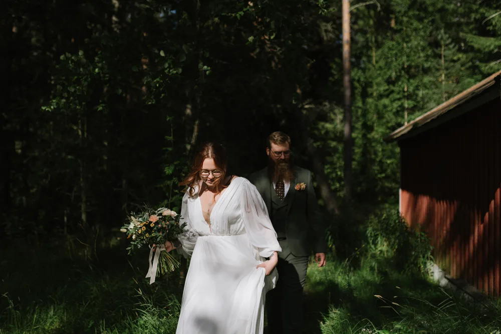 magisk skog brudpar fotografering