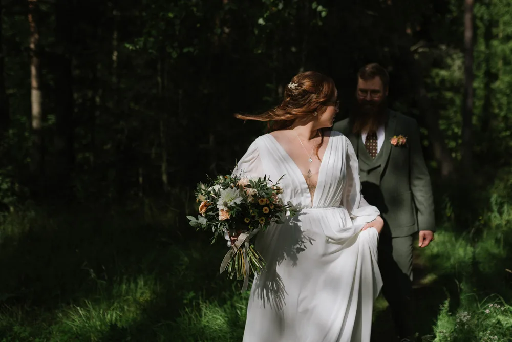 magisk skog brudpar fotografering