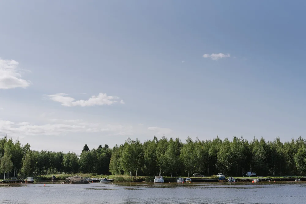 sensommar utomhus vigsel vid vattnet