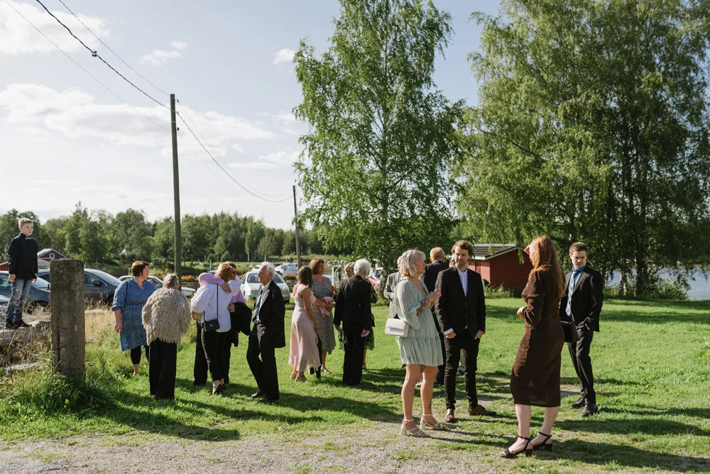 sensommar utomhus vigsel vid vattnet