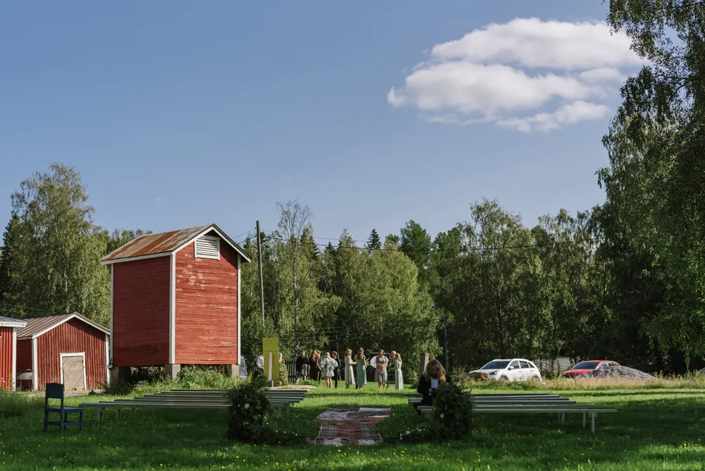 sensommar utomhus vigsel vid vattnet
