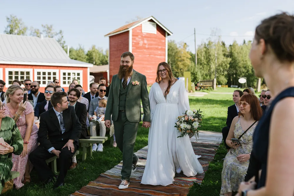 sensommar utomhus vigsel vid vattnet