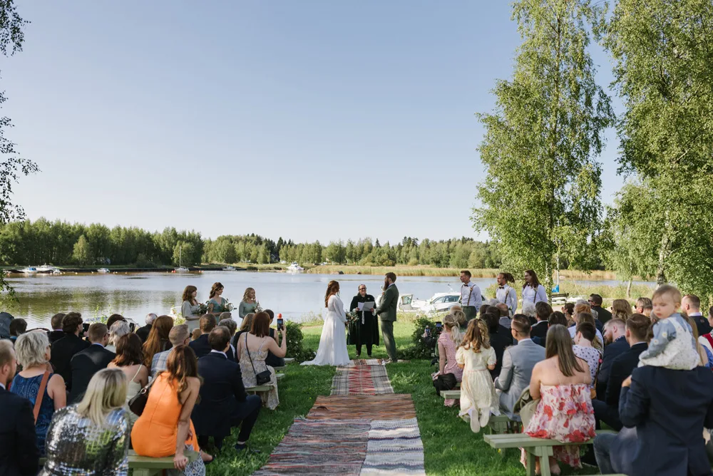 sensommar utomhus vigsel vid vattnet