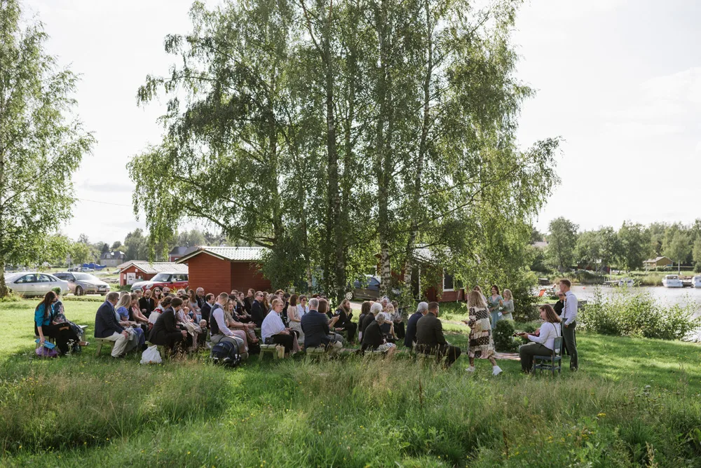 sensommar utomhus vigsel vid vattnet