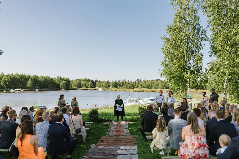 sensommar utomhus vigsel vid vattnet