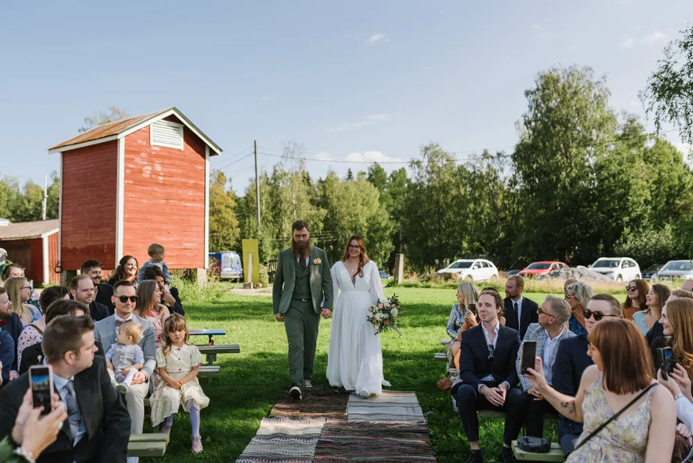 sensommar utomhus vigsel vid vattnet