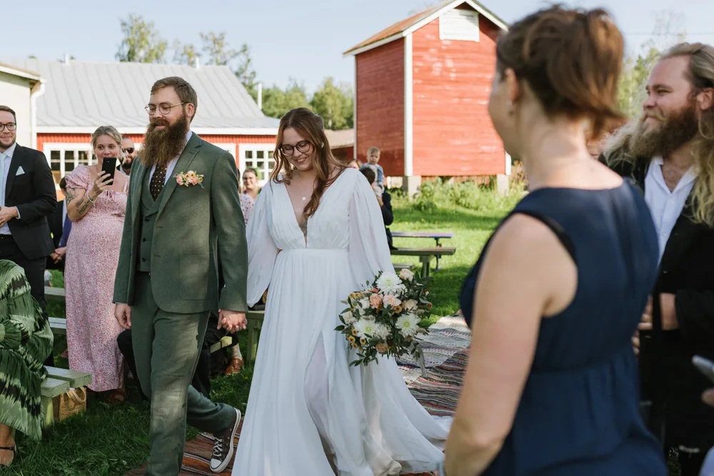 sensommar utomhus vigsel vid vattnet