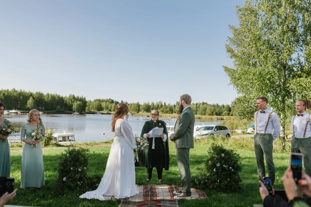 sensommar utomhus vigsel vid vattnet