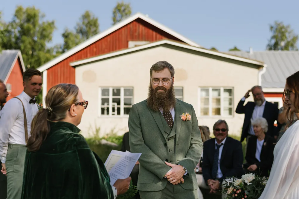 sensommar utomhus vigsel vid vattnet
