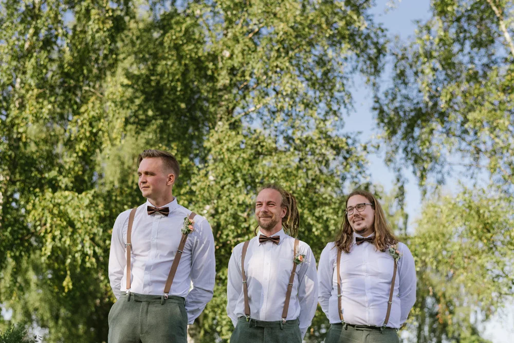 sensommar utomhus vigsel vid vattnet