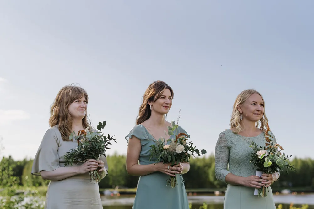 sensommar utomhus vigsel vid vattnet