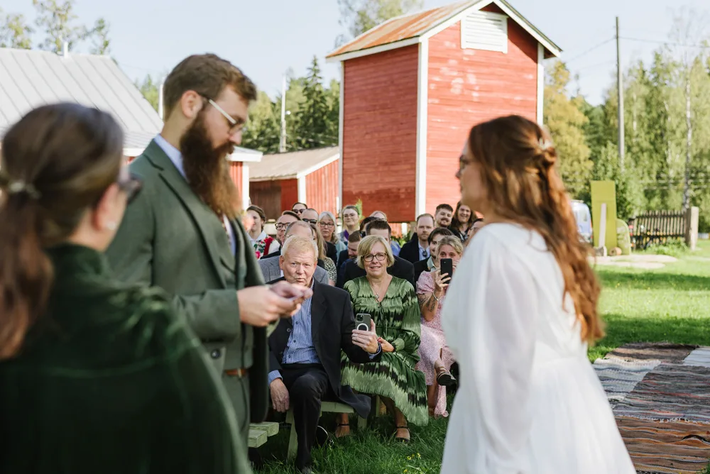 sensommar utomhus vigsel vid vattnet
