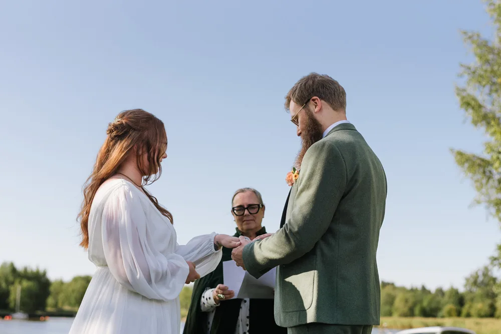 sensommar utomhus vigsel vid vattnet