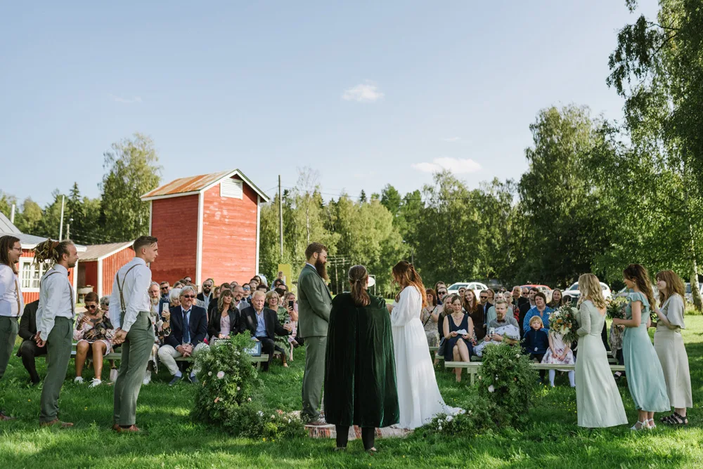 sensommar utomhus vigsel vid vattnet
