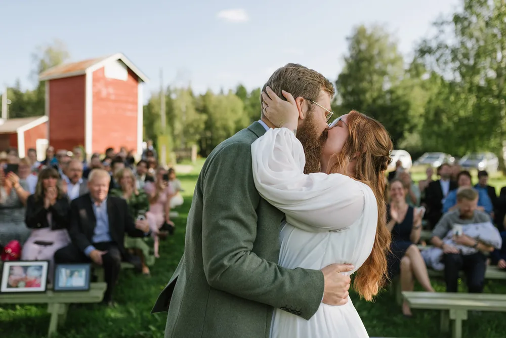 sensommar utomhus vigsel vid vattnet