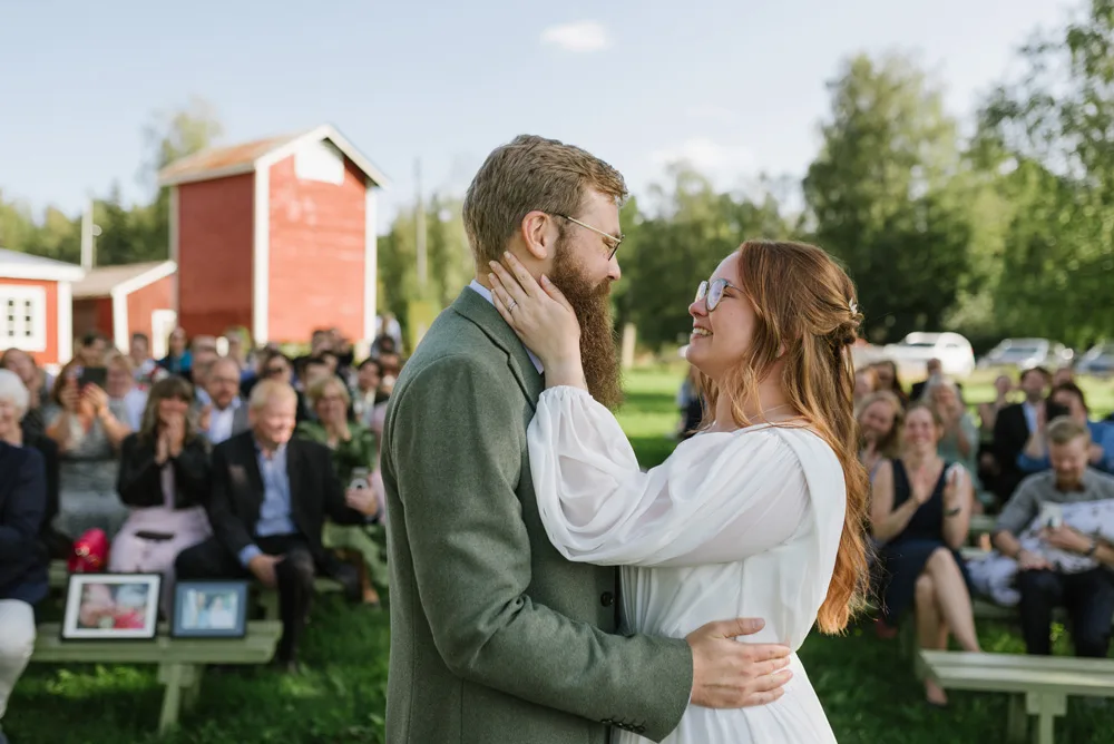 sensommar utomhus vigsel vid vattnet