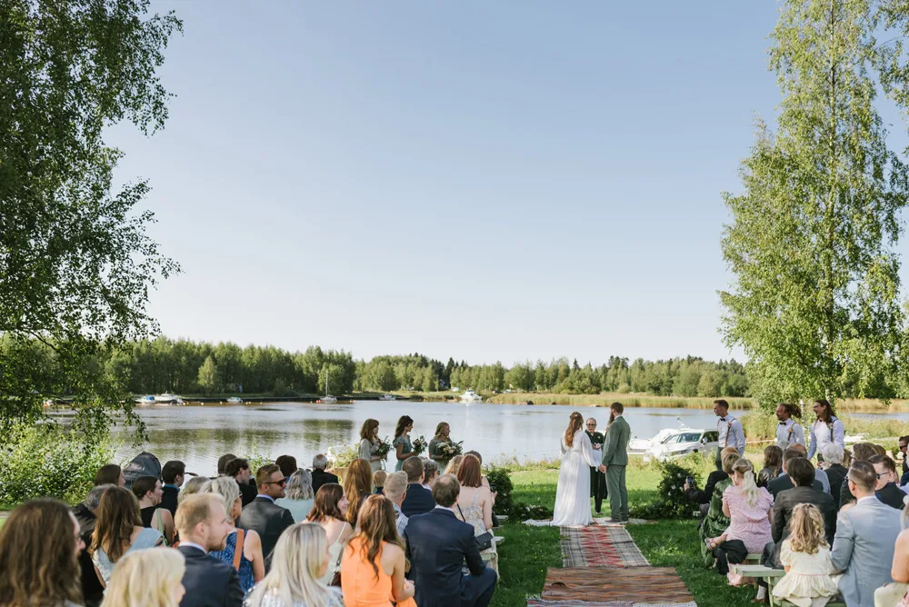 sensommar utomhus vigsel vid vattnet