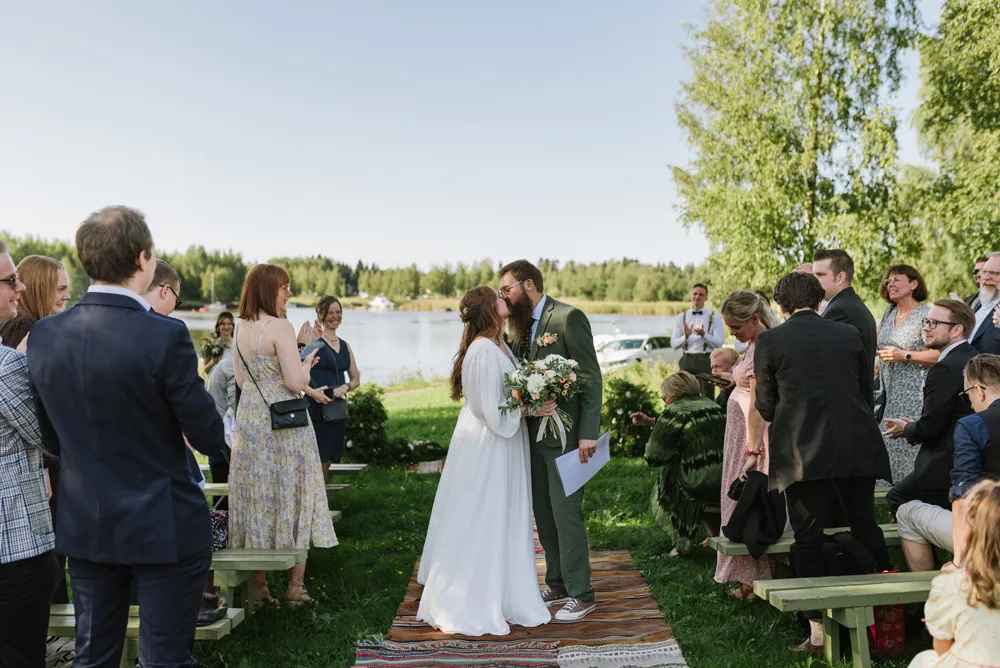 sensommar utomhus vigsel vid vattnet