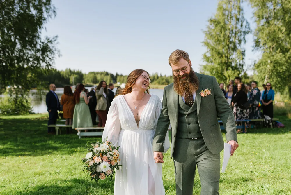sensommar utomhus vigsel vid vattnet