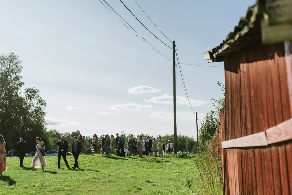 sensommar utomhus vigsel vid vattnet