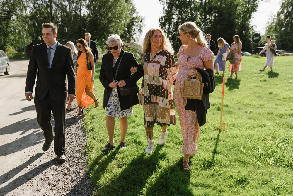 sensommar utomhus vigsel vid vattnet