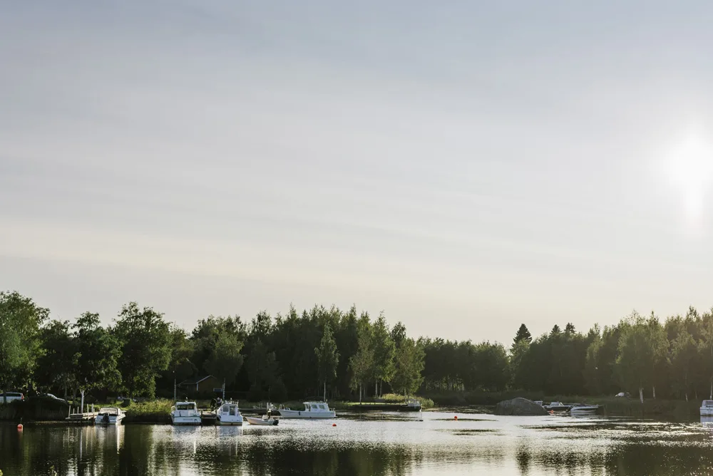 brudpar fotografering golden hour