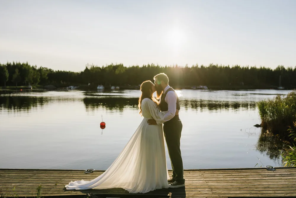 brudpar fotografering golden hour