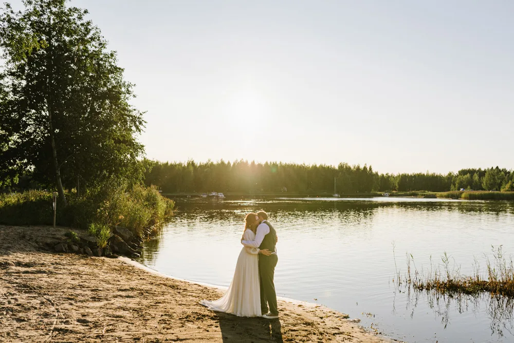 brudpar fotografering golden hour
