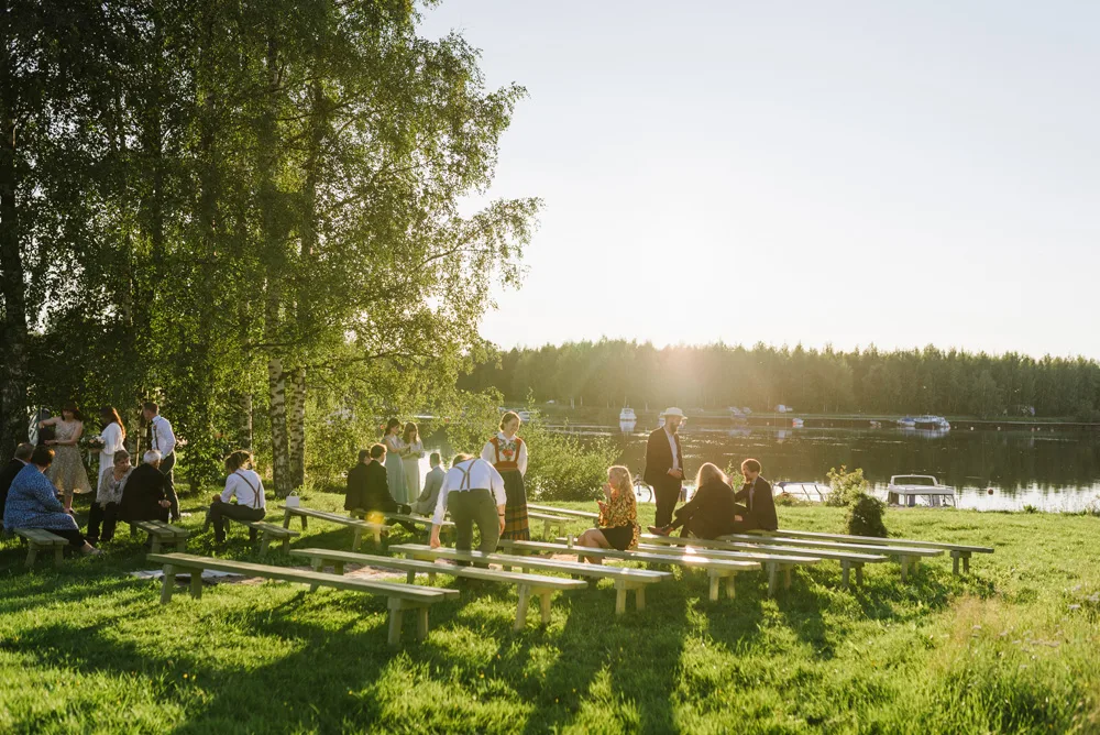 brudpar fotografering golden hour