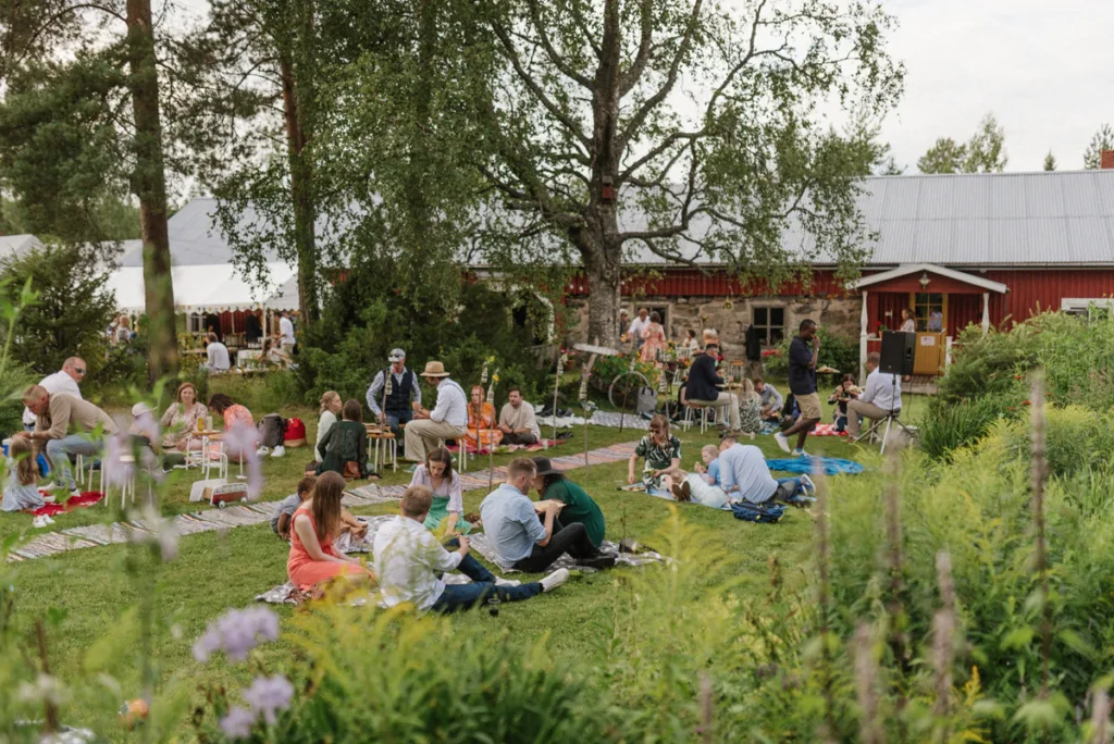 trädgård bröllop inspiration bröllopsfest hemma