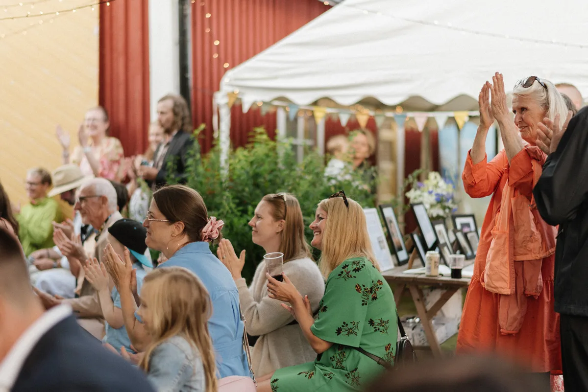 bröllopsfestival personligt bröllop hemma på gården