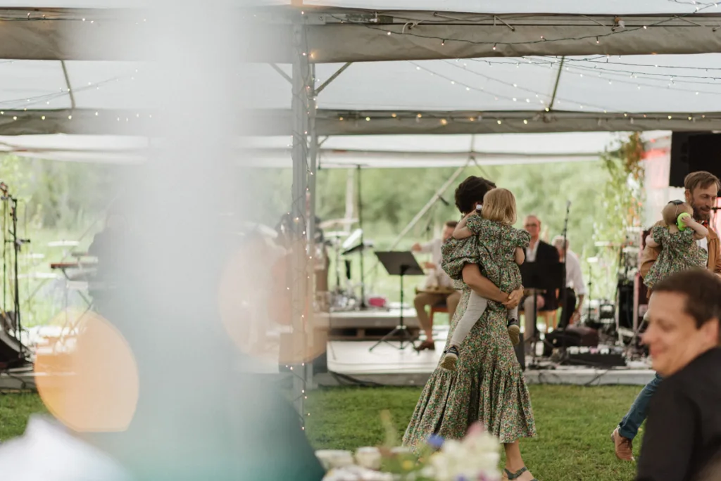 bröllopsfestival personligt bröllop hemma på gården