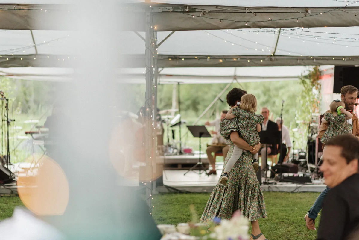 bröllopsfestival personligt bröllop hemma på gården
