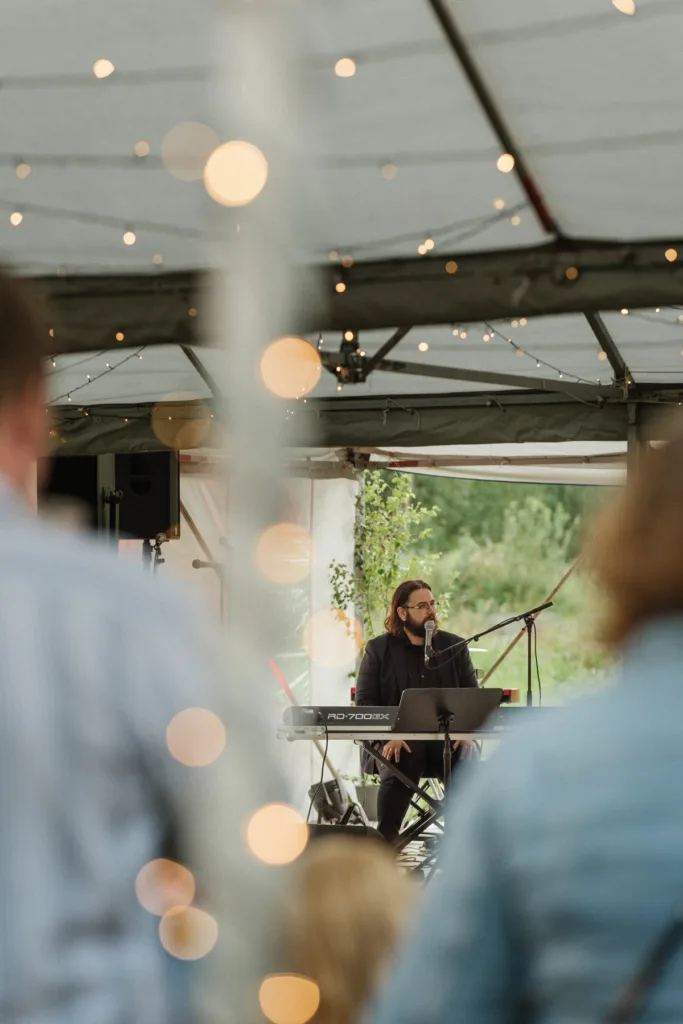 bröllopsfestival personligt bröllop hemma på gården