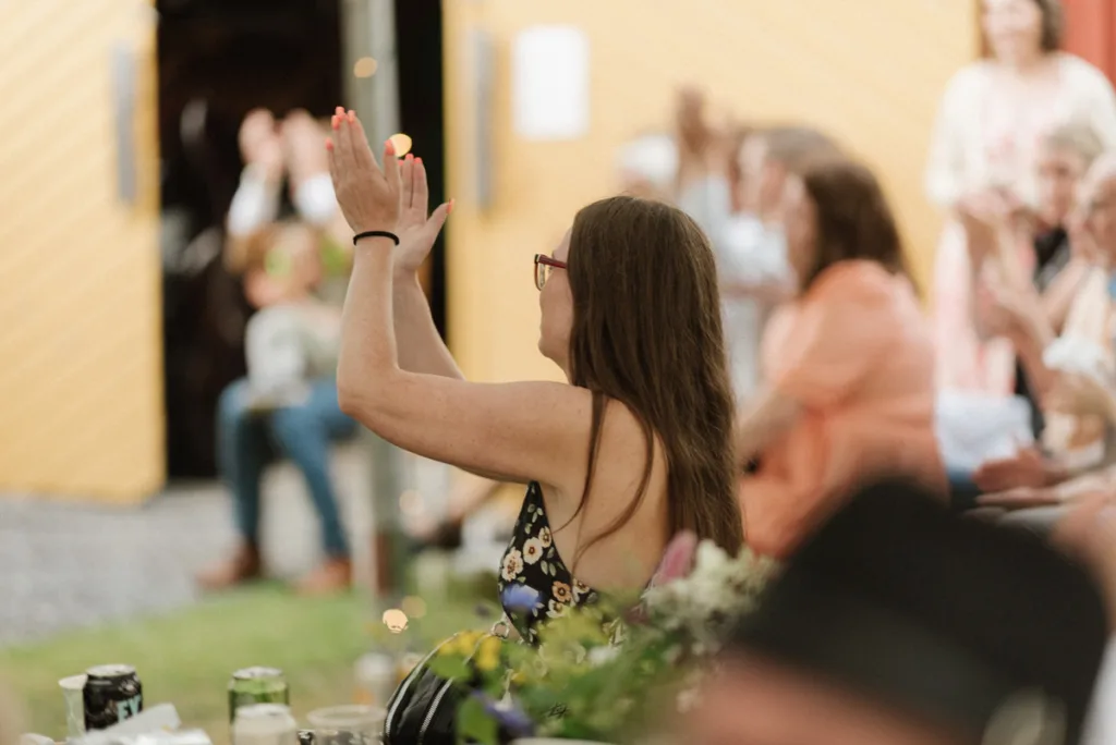 bröllopsfestival personligt bröllop hemma på gården