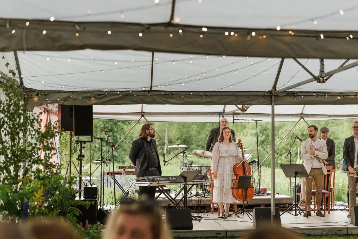 bröllopsfestival personligt bröllop hemma på gården