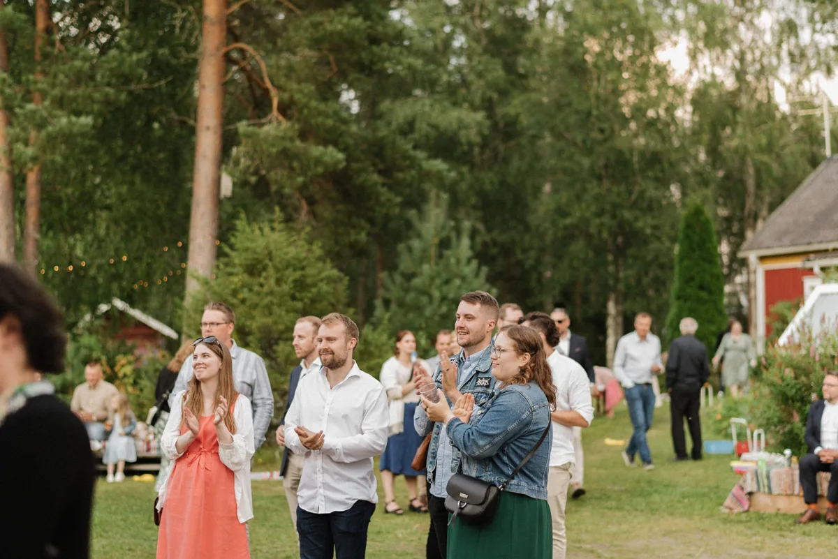 bröllopsfestival personligt bröllop hemma på gården