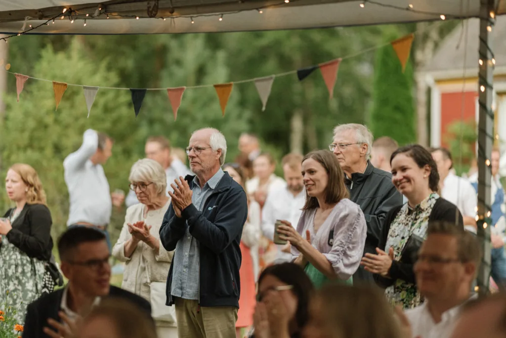 bröllopsfestival personligt bröllop hemma på gården