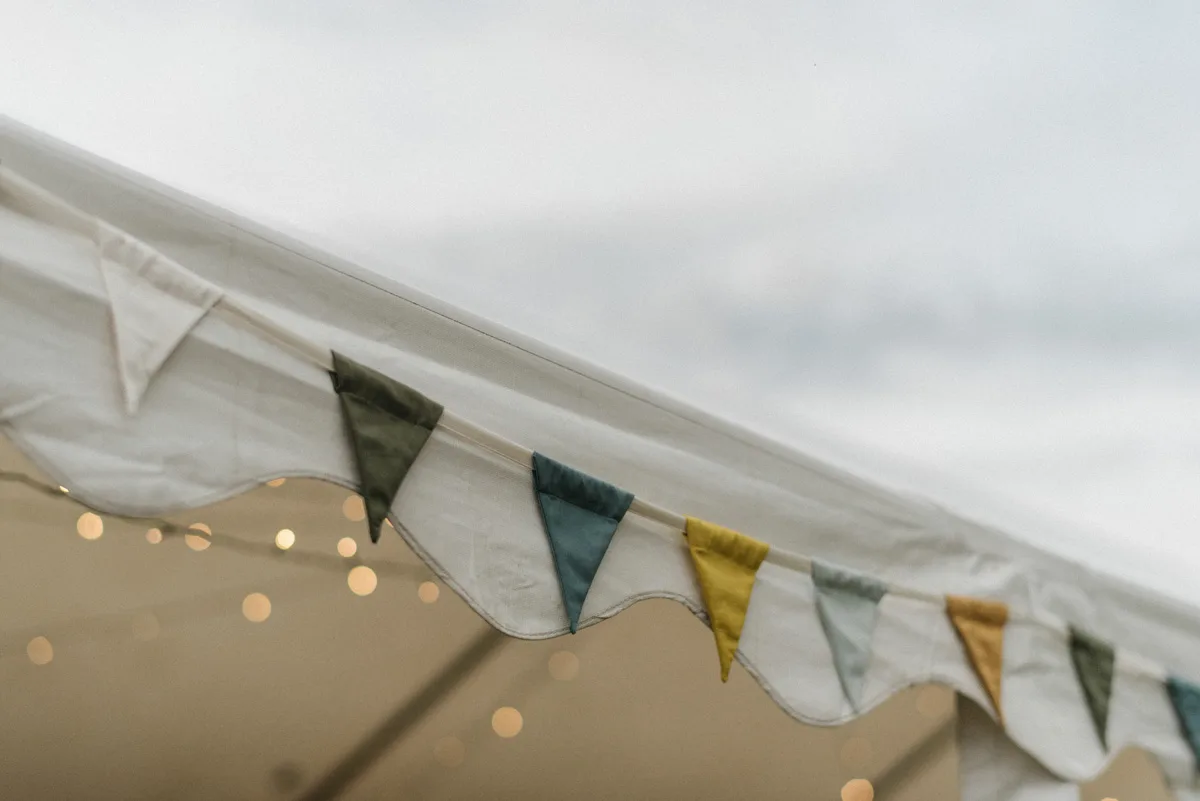 bröllopsfestival personligt bröllop hemma på gården