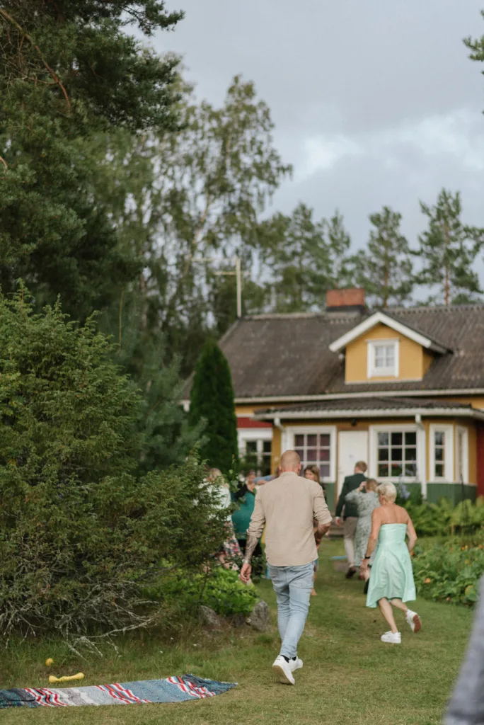 bröllopsfestival personligt bröllop hemma på gården
