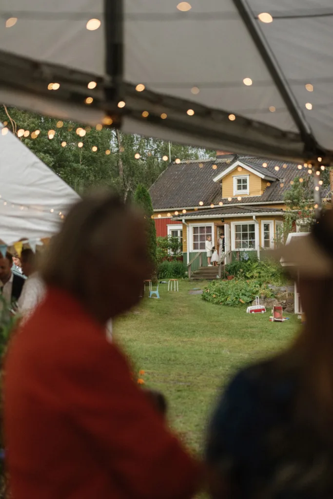 bröllopsfestival personligt bröllop hemma på gården
