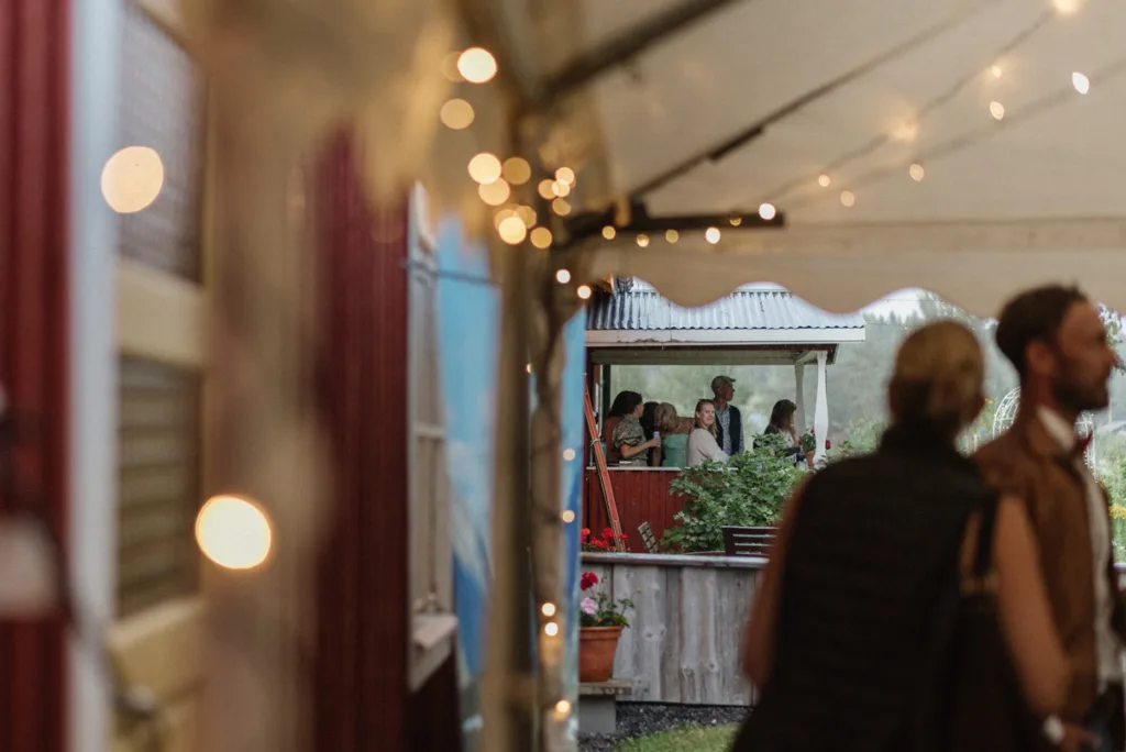bröllopsfestival personligt bröllop hemma på gården