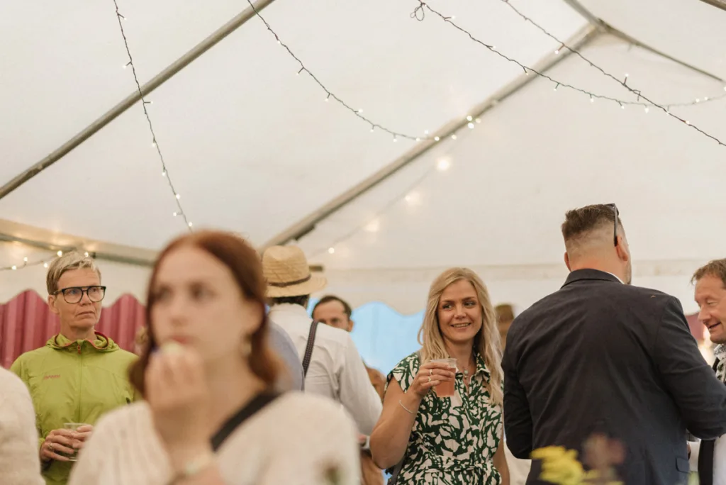 bröllopsfestival personligt bröllop hemma på gården