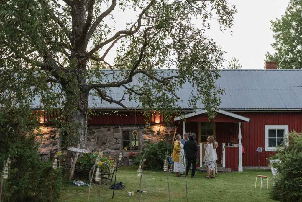 bröllopsfestival personligt bröllop hemma på gården